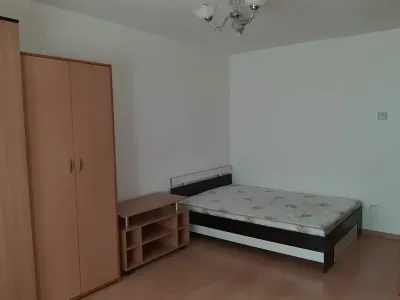 dormitor amenajat cu dulap si candelabru garsoniera Sector 2 București